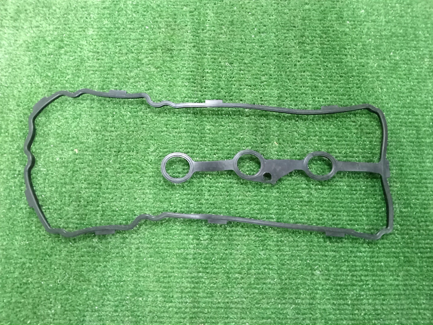 Прокладка клапанной крышки SUZUKI JIMNY JB64W R06A 11189-50MA0 1 ракурс Прокладка клапанной крышки SUZUKI JIMNY JB64W R06A 11189-50MA0 1 ракурс