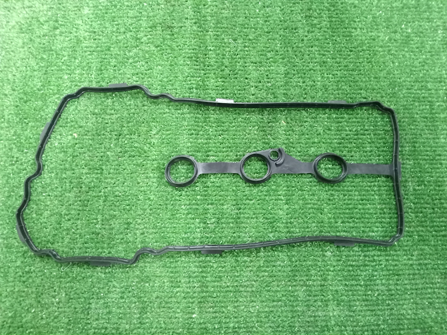 Прокладка клапанной крышки SUZUKI JIMNY JB64W R06A 11189-50MA0 2 ракурс Прокладка клапанной крышки SUZUKI JIMNY JB64W R06A 11189-50MA0 2 ракурс