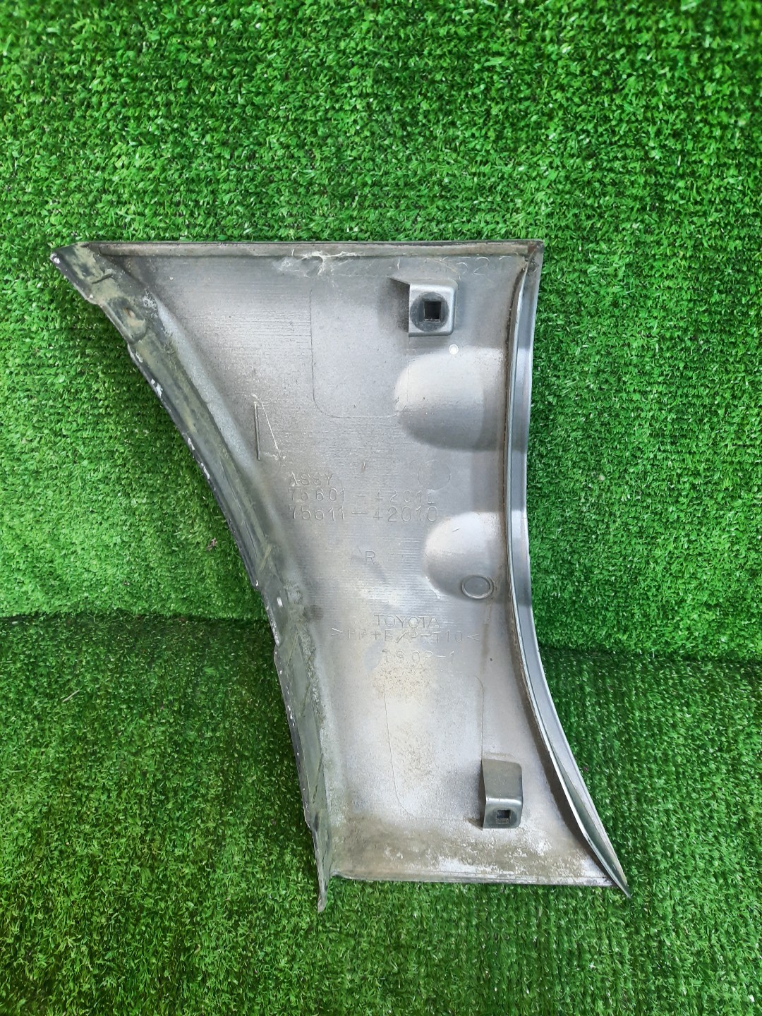 Накладка на крыло правая передняя TOYOTA RAV4 SXA16G 75611-42010 2 ракурс