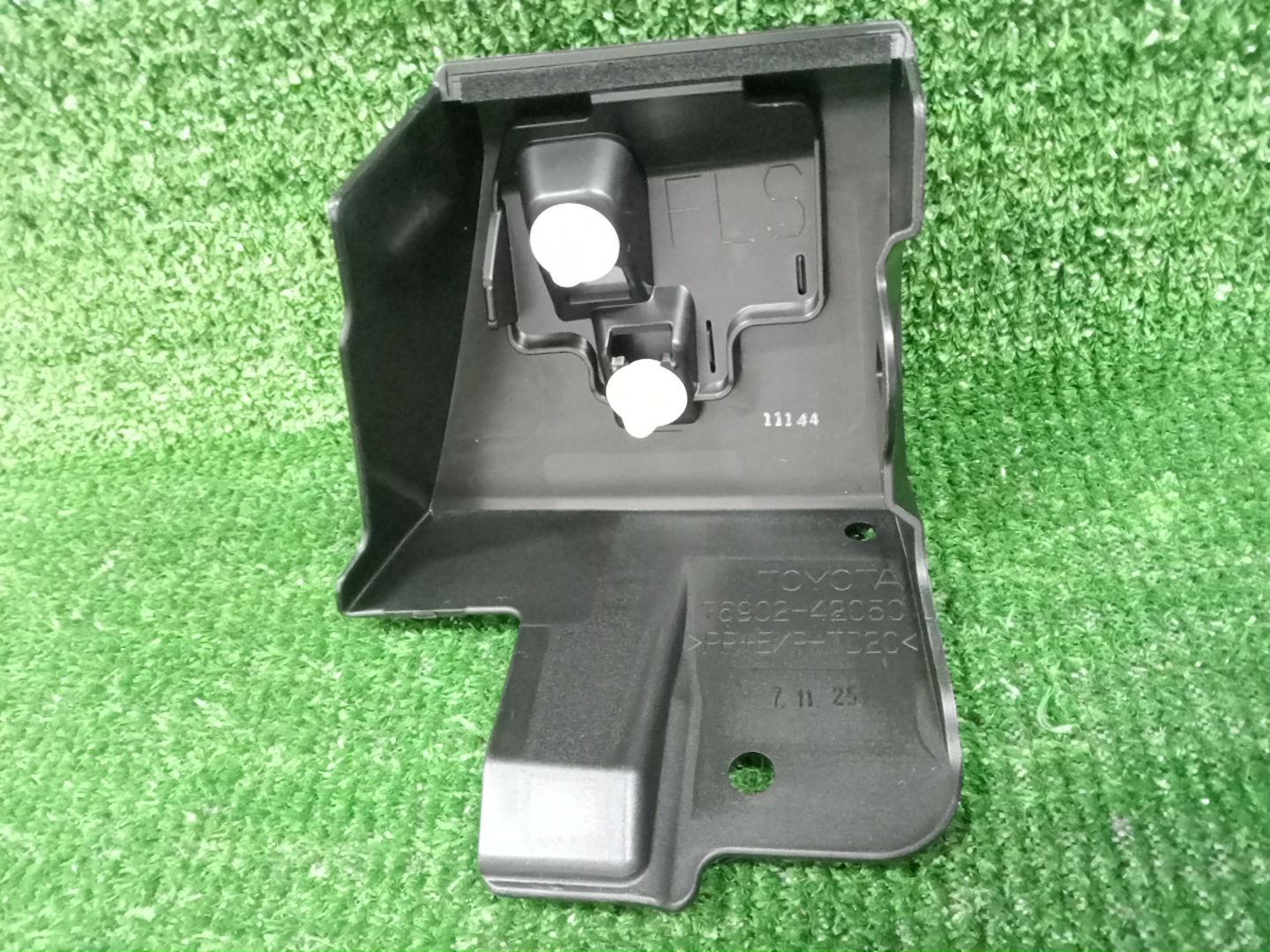 Молдинг на крыло левый передний TOYOTA RAV4 MXAA54 76902-42050 2 ракурс Молдинг на крыло левый передний TOYOTA RAV4 MXAA54 76902-42050 2 ракурс