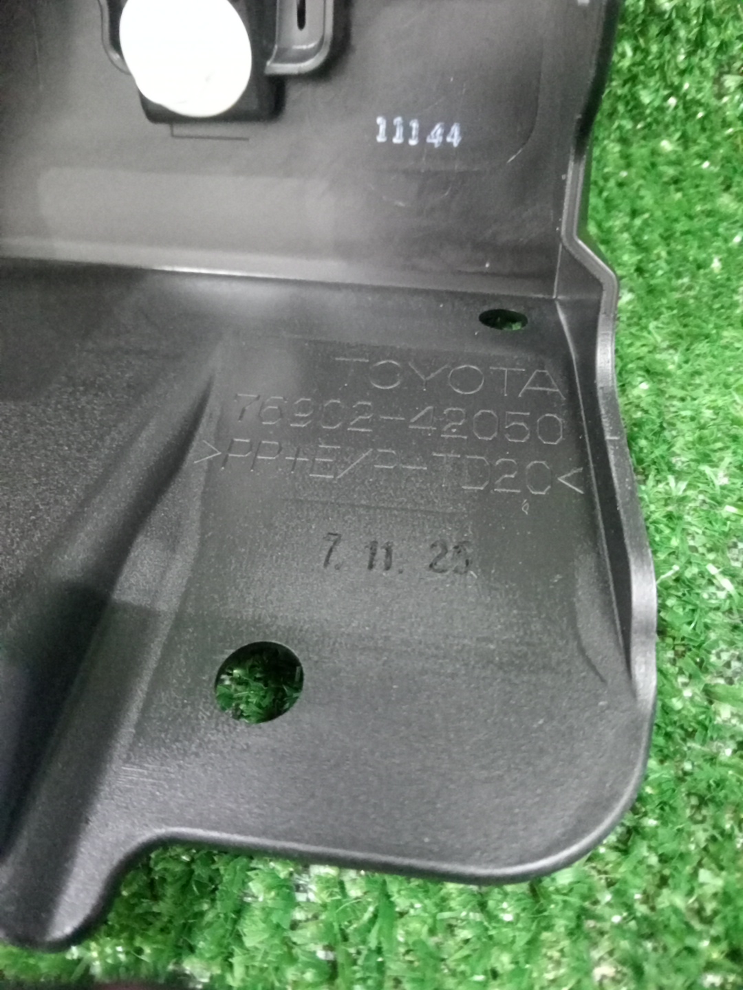 Молдинг на крыло левый передний TOYOTA RAV4 MXAA54 76902-42050 3 ракурс Молдинг на крыло левый передний TOYOTA RAV4 MXAA54 76902-42050 3 ракурс