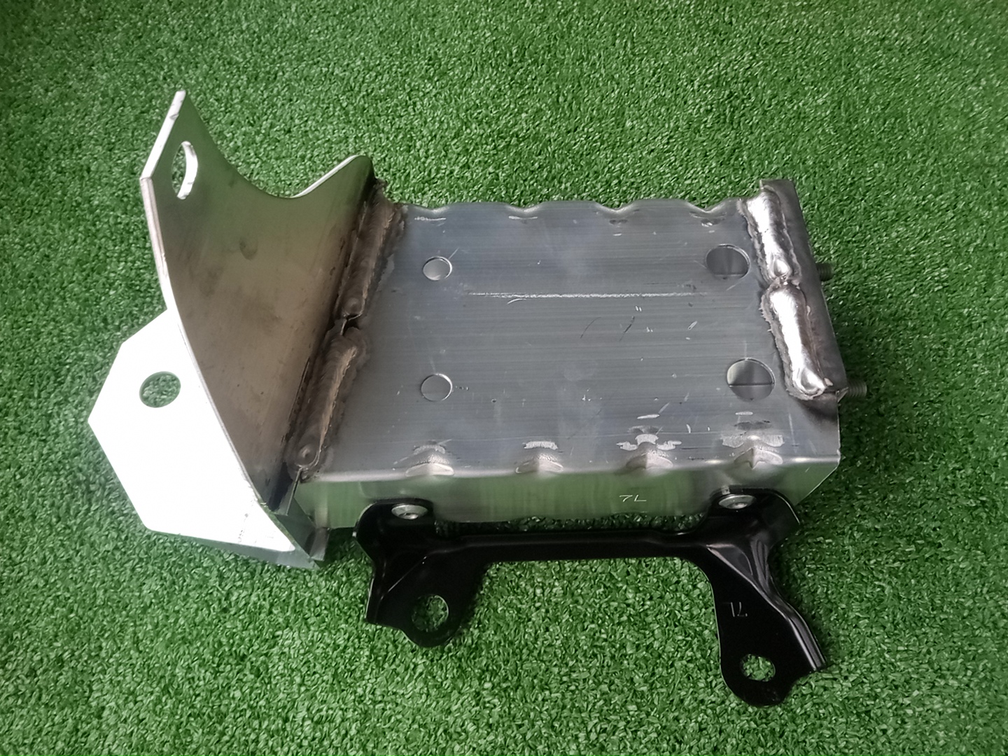 Кронштейн усилителя бампера левый передний TOYOTA ALPHARD AAHH40W 52103-V2010 1 ракурс