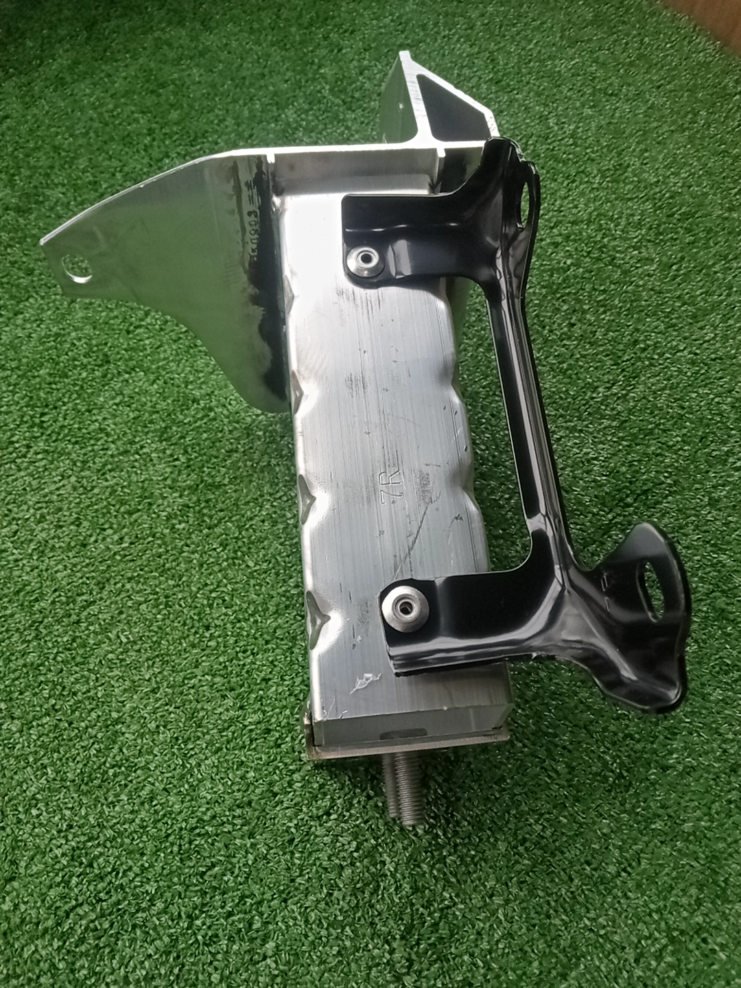 Кронштейн усилителя бампера правый передний TOYOTA ALPHARD AAHH40W 52102-V2010 3 ракурс