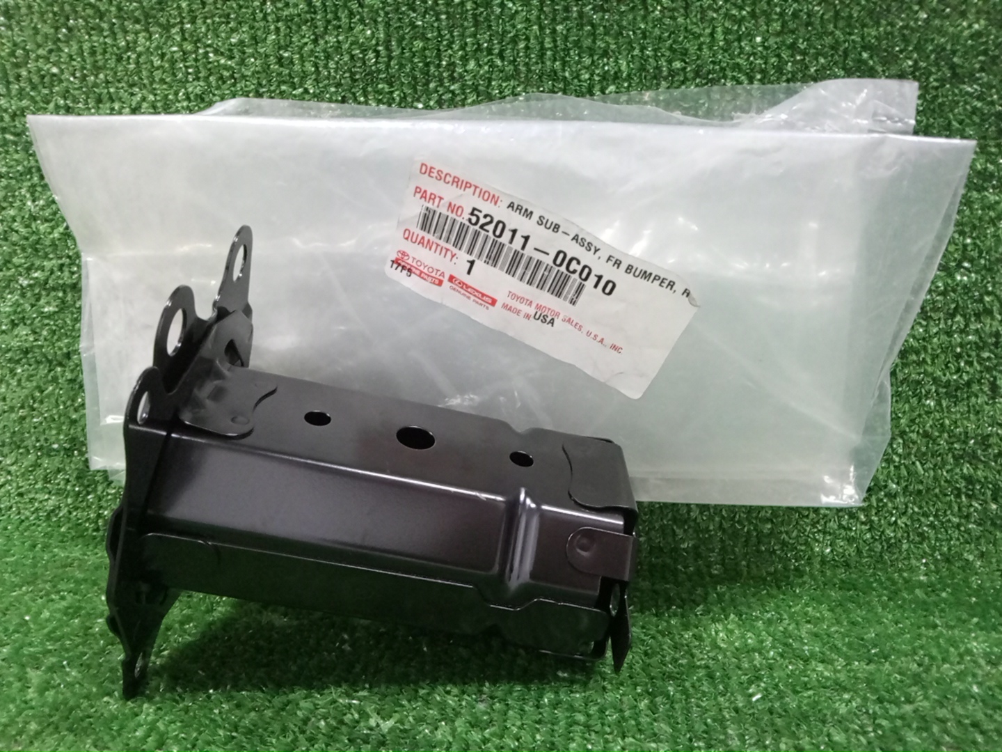 Кронштейн усилителя бампера правый передний TOYOTA SEQUOIA VXKH85L 52011-0C010 1 ракурс