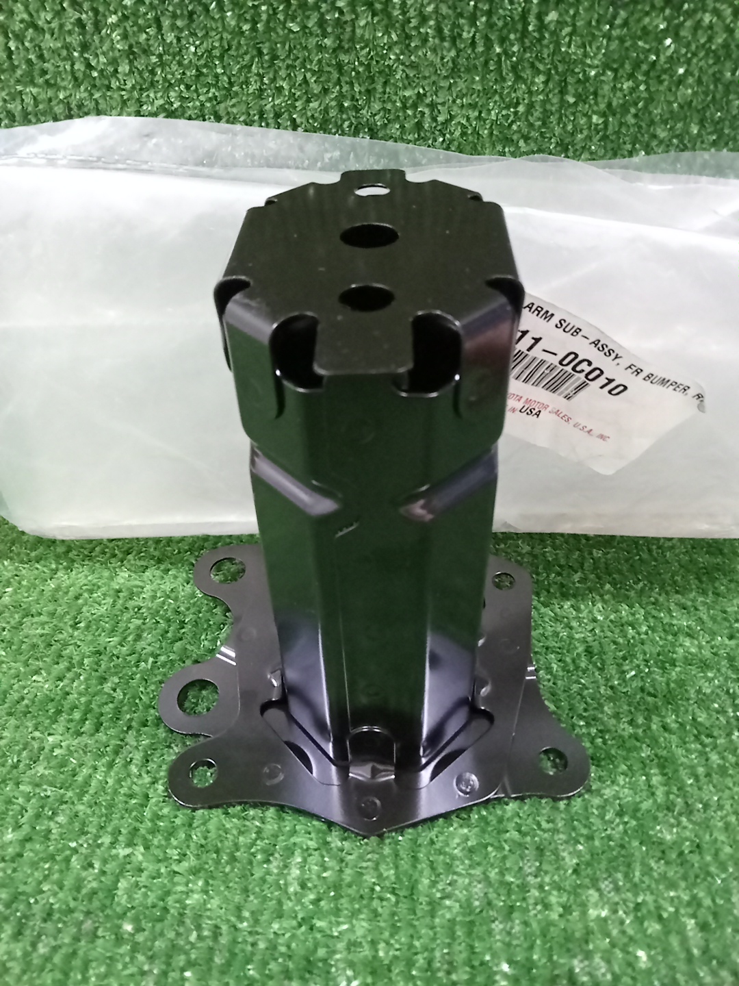 Кронштейн усилителя бампера правый передний TOYOTA SEQUOIA VXKH85L 52011-0C010 3 ракурс