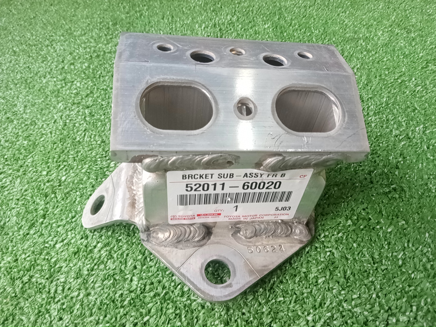 Кронштейн усилителя бампера правый передний TOYOTA LAND CRUISER FJA300W 52011-60020 1 ракурс
