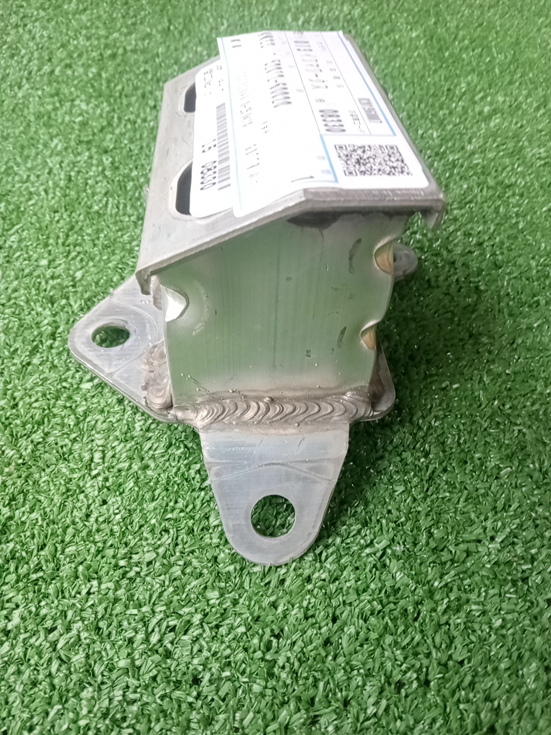 Кронштейн усилителя бампера левый передний TOYOTA LAND CRUISER FJA300W 52012-60020 2 ракурс