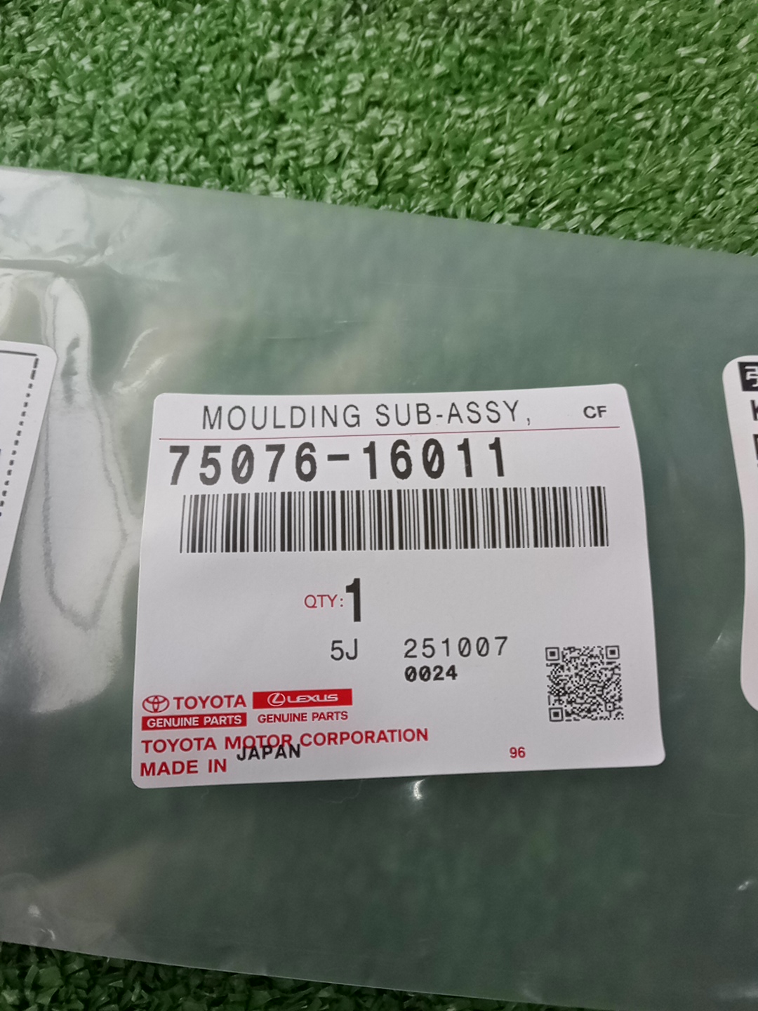 Накладка на дверь левая задняя TOYOTA COROLLA CROSS MXGA10 75076-16011 4 ракурс