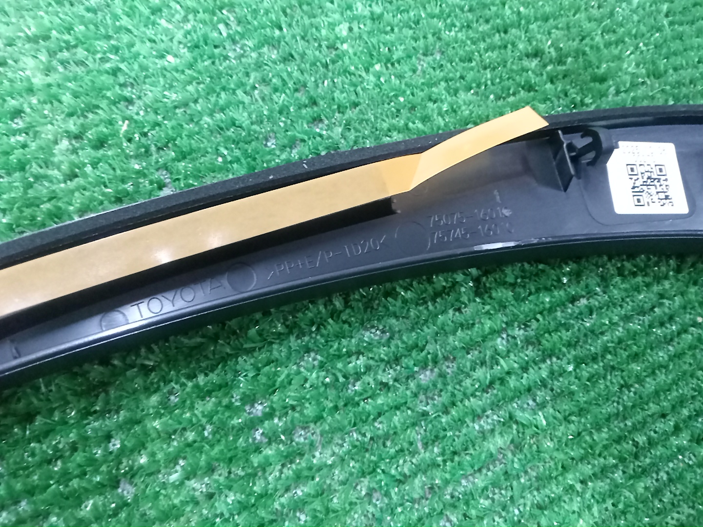 Накладка на дверь правая задняя TOYOTA COROLLA CROSS MXGA10 75075-16011 3 ракурс Накладка на дверь правая задняя TOYOTA COROLLA CROSS MXGA10 75075-16011 3 ракурс