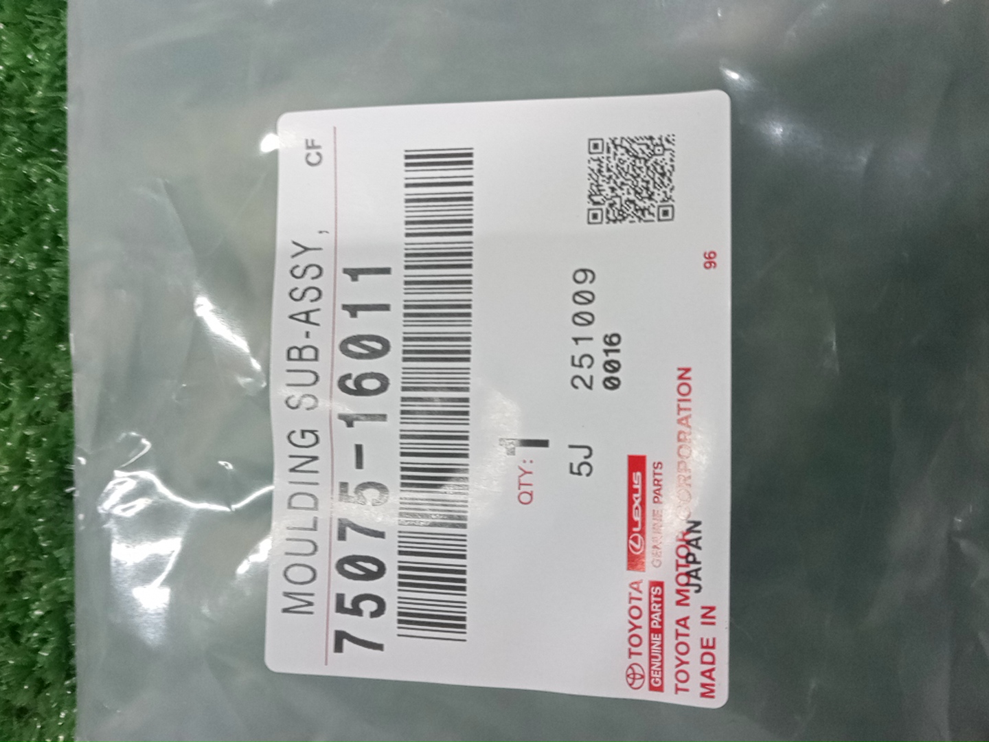Накладка на дверь правая задняя TOYOTA COROLLA CROSS MXGA10 75075-16011 4 ракурс