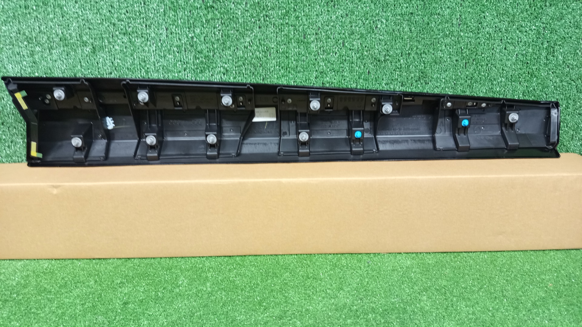 Накладка на дверь левая передняя NISSAN X-TRAIL SNT33 80871-4MT0A 2 ракурс Накладка на дверь левая передняя NISSAN X-TRAIL SNT33 80871-4MT0A 2 ракурс