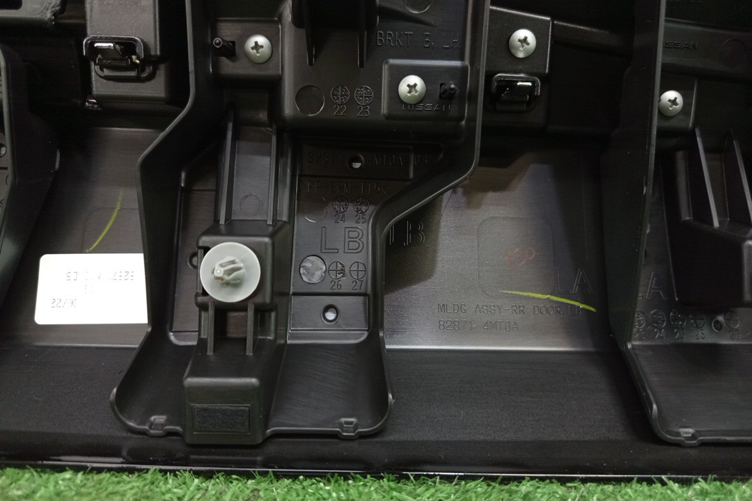 Накладка на дверь левая задняя NISSAN X-TRAIL SNT33 82871-4MT0A 4 ракурс Накладка на дверь левая задняя NISSAN X-TRAIL SNT33 82871-4MT0A 4 ракурс