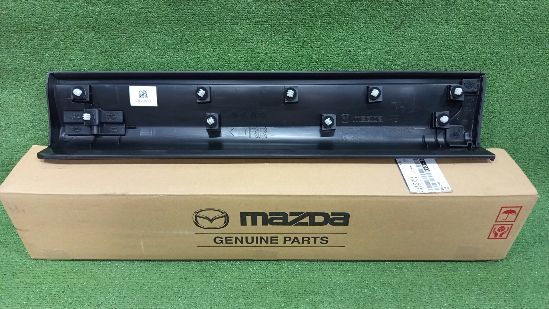 Накладка на дверь правая задняя MAZDA CX-5 KF2P KB7W-51-RC0D 2 ракурс Накладка на дверь правая задняя MAZDA CX-5 KF2P KB7W-51-RC0D 2 ракурс