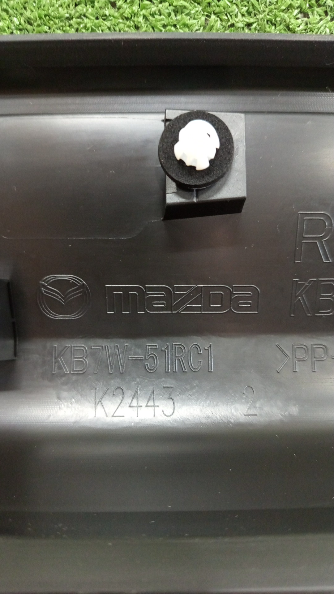 Накладка на дверь правая задняя MAZDA CX-5 KF2P KB7W-51-RC0D 3 ракурс Накладка на дверь правая задняя MAZDA CX-5 KF2P KB7W-51-RC0D 3 ракурс