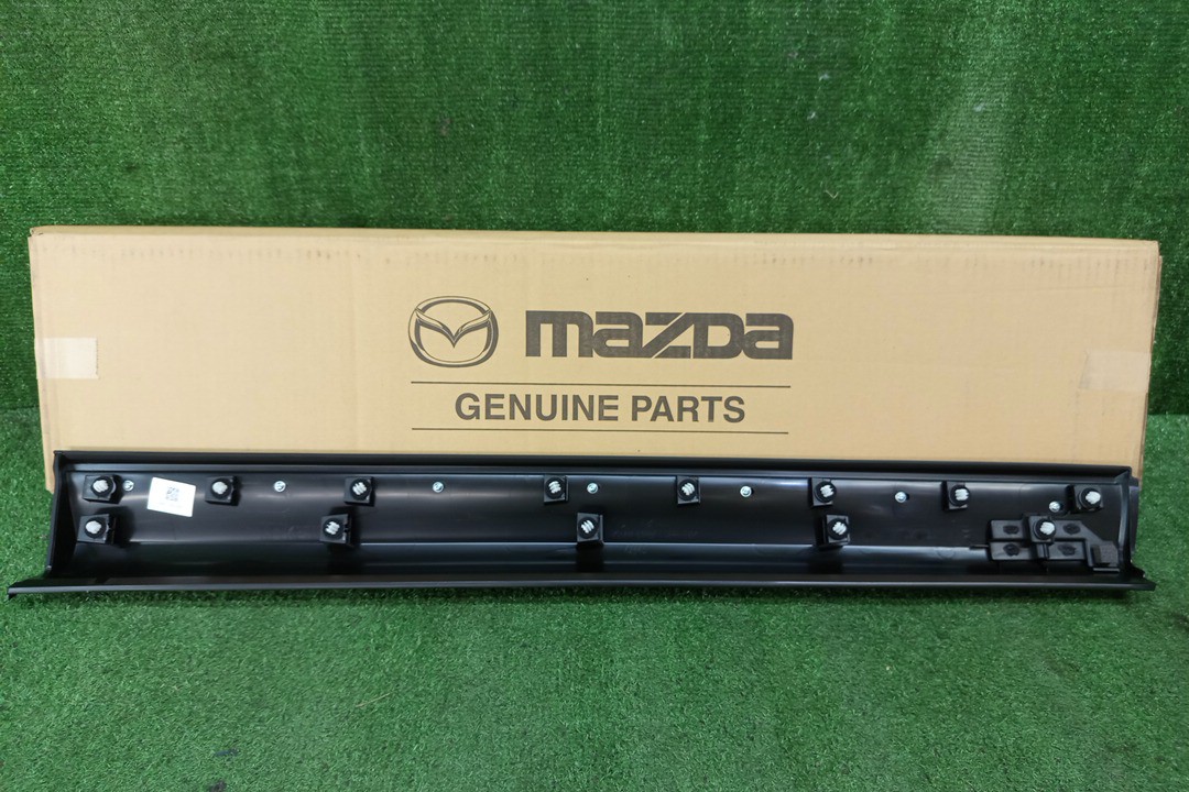 Накладка на дверь левая передняя MAZDA CX-8 KG2P K132-51-RB0C 2 ракурс Накладка на дверь левая передняя MAZDA CX-8 KG2P K132-51-RB0C 2 ракурс
