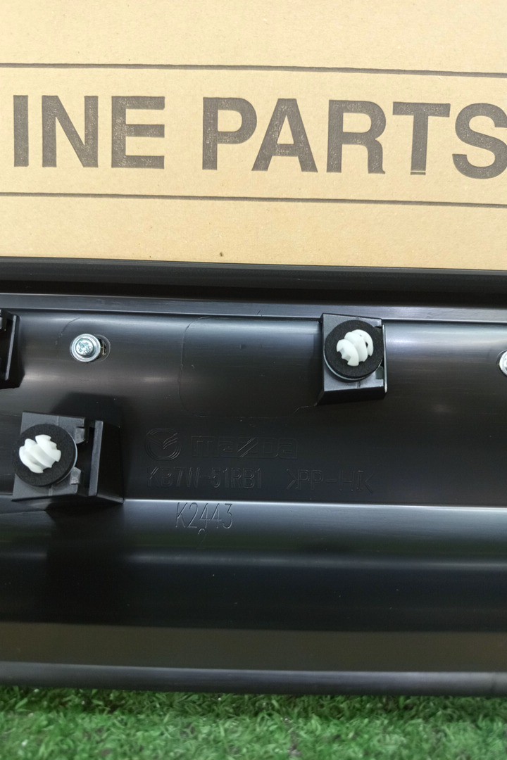 Накладка на дверь левая передняя MAZDA CX-8 KG2P K132-51-RB0C 3 ракурс Накладка на дверь левая передняя MAZDA CX-8 KG2P K132-51-RB0C 3 ракурс