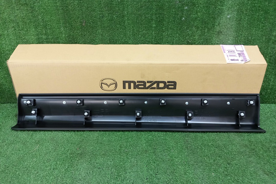 Накладка на дверь правая задняя MAZDA CX-8 KG2P K132-51-RC0A 2 ракурс Накладка на дверь правая задняя MAZDA CX-8 KG2P K132-51-RC0A 2 ракурс