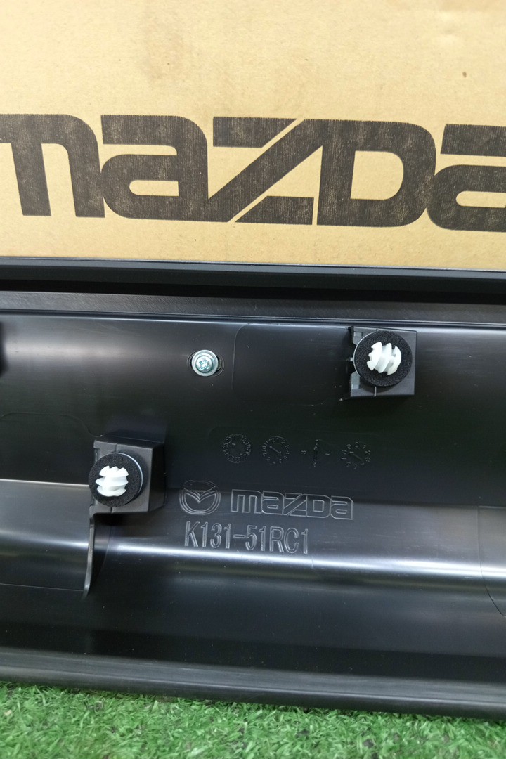 Накладка на дверь правая задняя MAZDA CX-8 KG2P K132-51-RC0A 3 ракурс Накладка на дверь правая задняя MAZDA CX-8 KG2P K132-51-RC0A 3 ракурс