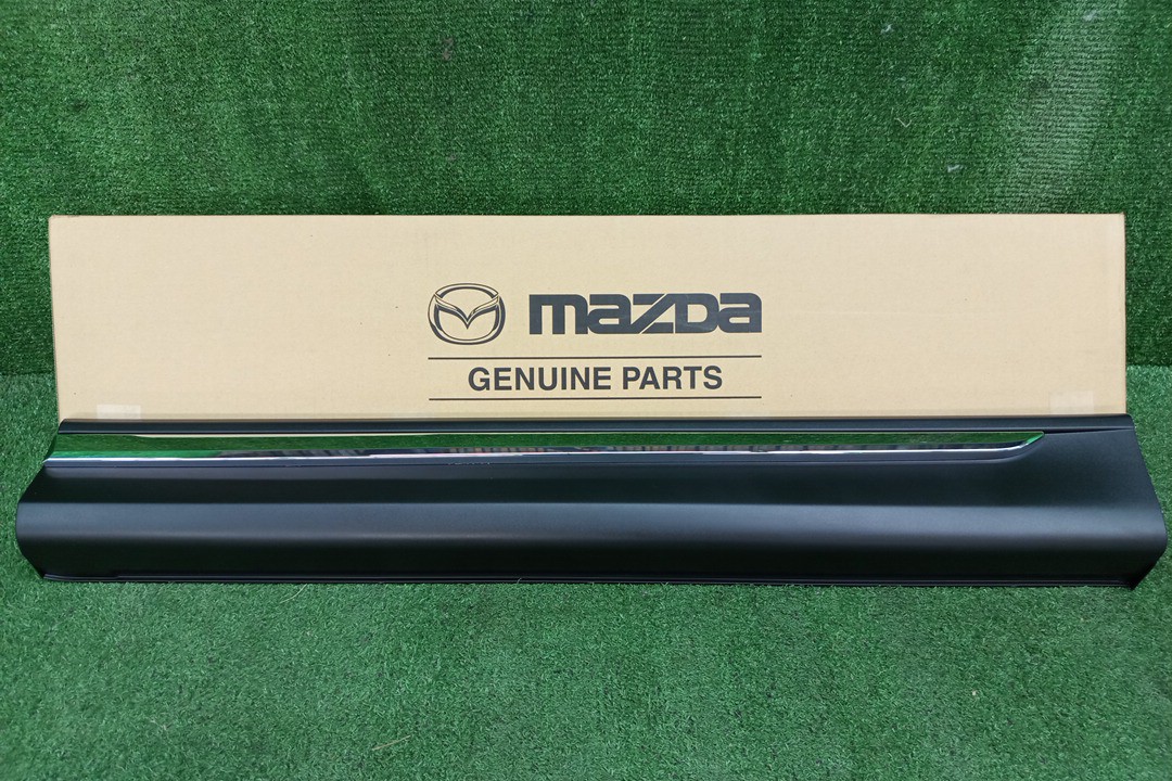 Накладка на дверь левая задняя MAZDA CX-8 KG2P K132-51-RD0A 1 ракурс Накладка на дверь левая задняя MAZDA CX-8 KG2P K132-51-RD0A 1 ракурс