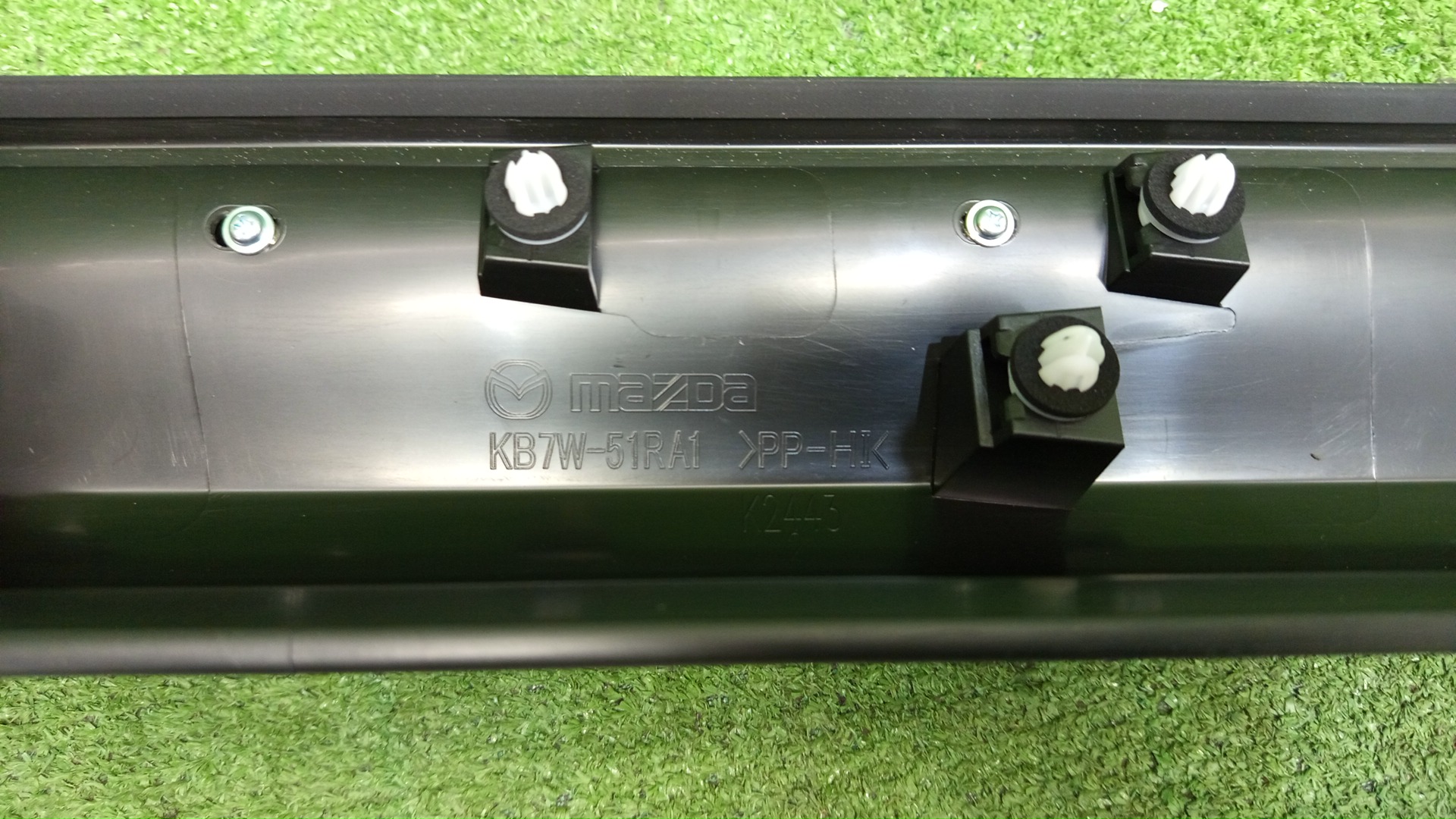 Накладка на дверь правая передняя MAZDA CX-8 KG2P K132-51-RA0C 3 ракурс Накладка на дверь правая передняя MAZDA CX-8 KG2P K132-51-RA0C 3 ракурс