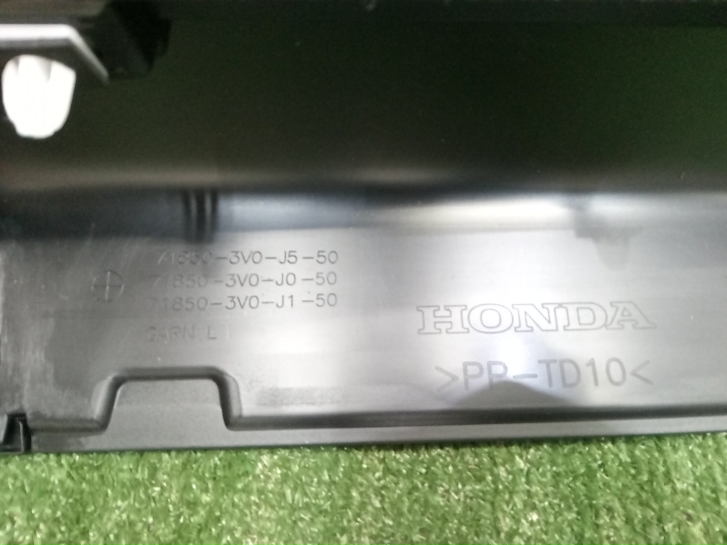 Накладка на порог левая HONDA ZR-V 71850-3V0-J01 4 ракурс