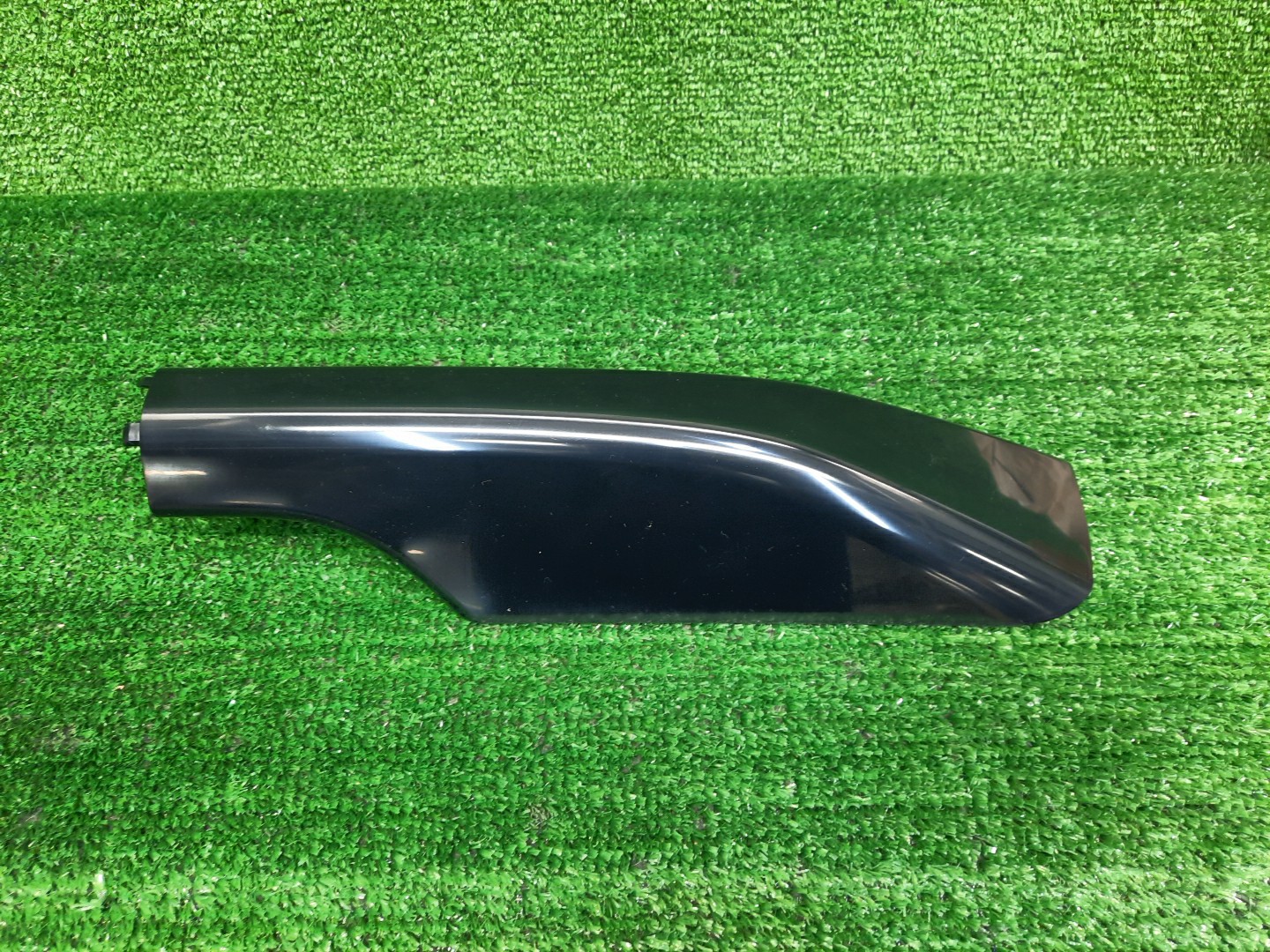 Крышка рейлинга правая передняя TOYOTA LAND CRUISER VJA300 63491-60180 1 ракурс Крышка рейлинга правая передняя TOYOTA LAND CRUISER VJA300 63491-60180 1 ракурс