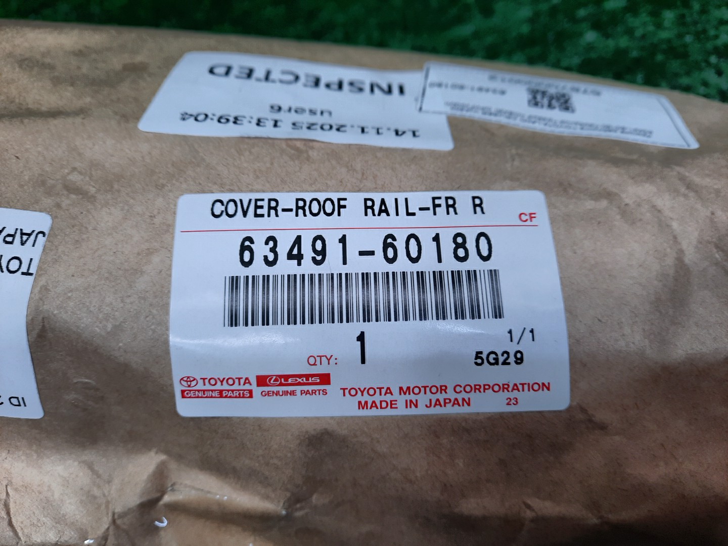 Крышка рейлинга правая передняя TOYOTA LAND CRUISER VJA300 63491-60180 3 ракурс