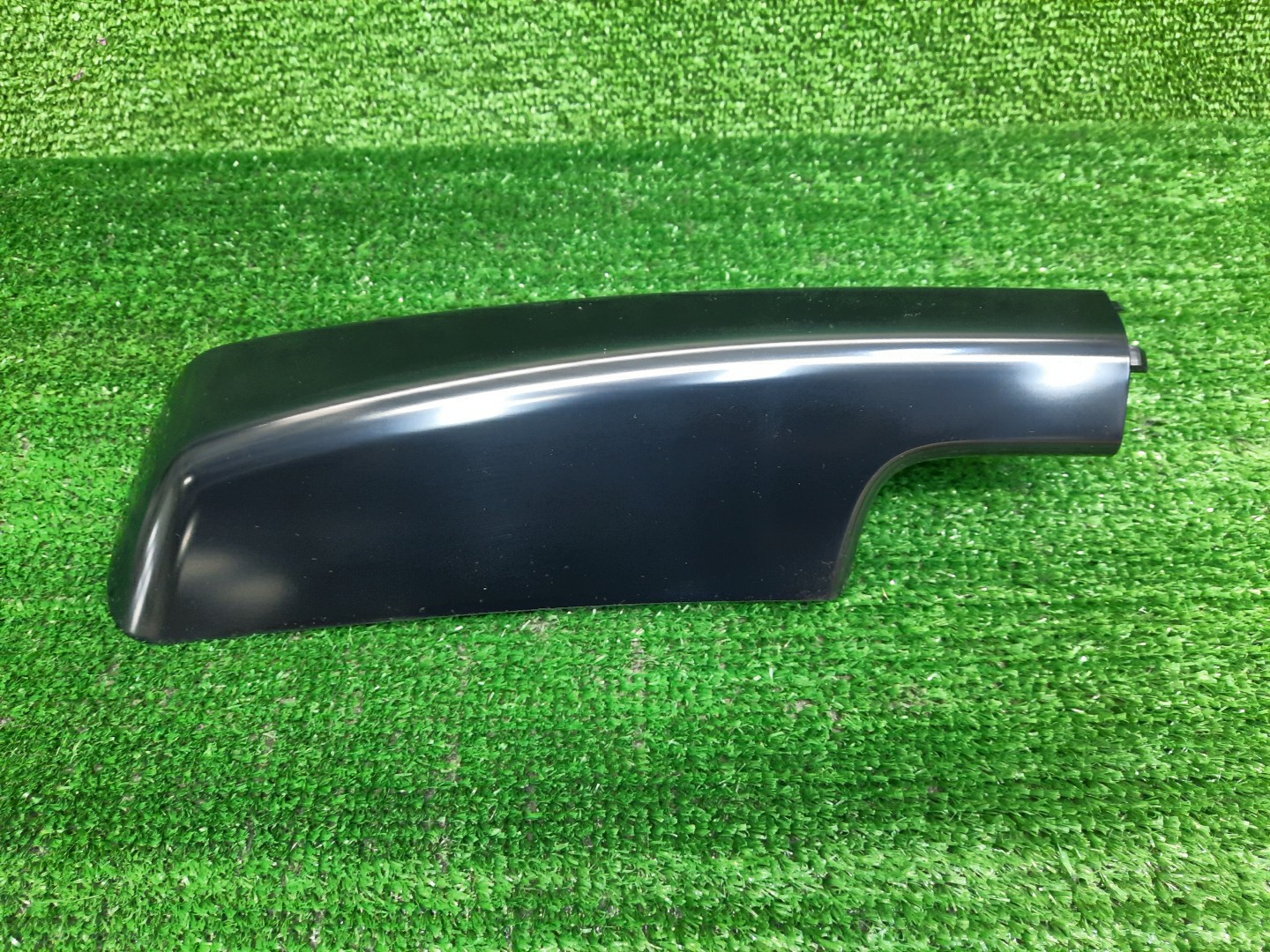 Крышка рейлинга правая задняя TOYOTA LAND CRUISER VJA300 63493-60130 1 ракурс Крышка рейлинга правая задняя TOYOTA LAND CRUISER VJA300 63493-60130 1 ракурс