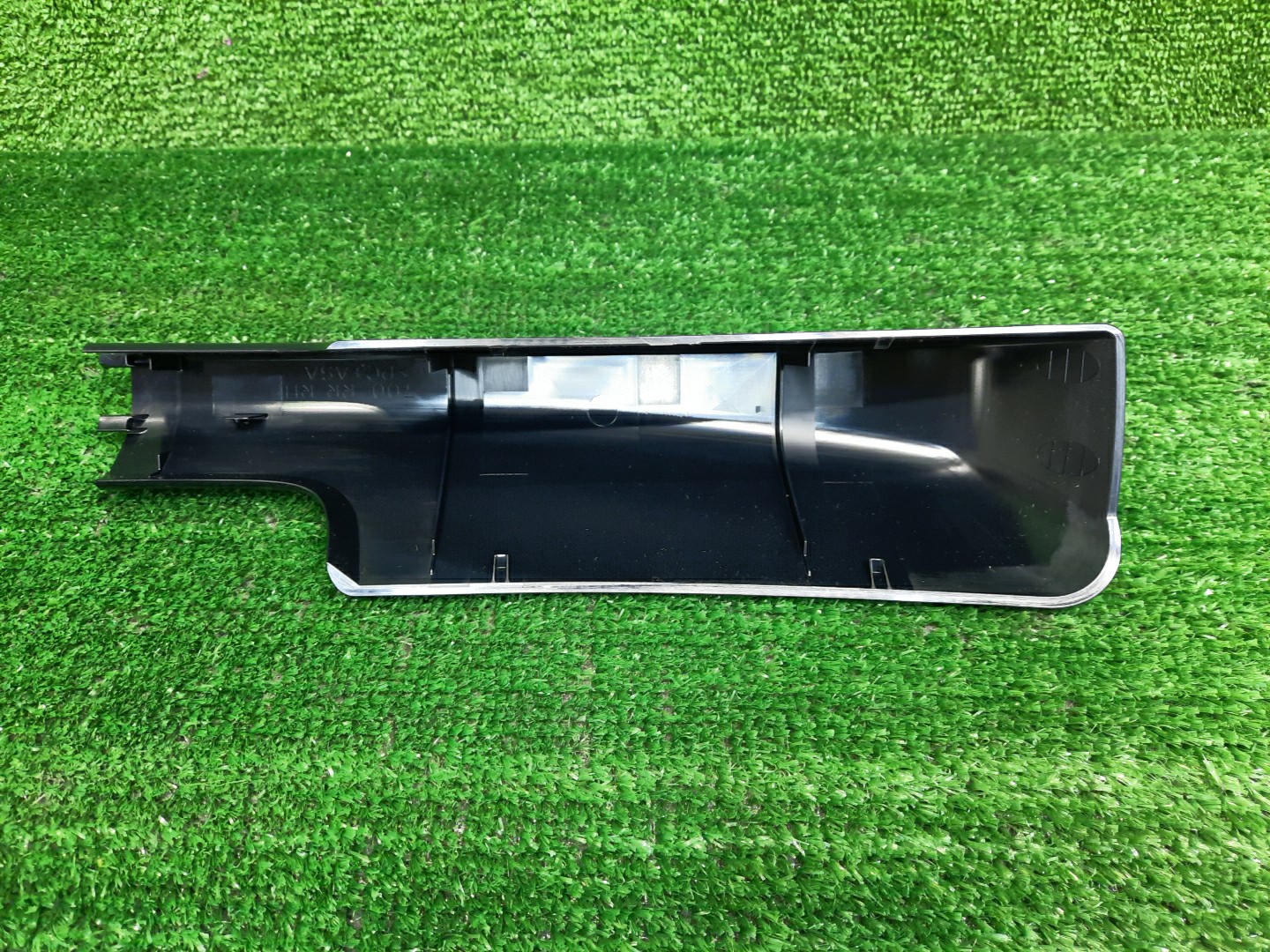 Крышка рейлинга правая задняя TOYOTA LAND CRUISER VJA300 63493-60130 2 ракурс Крышка рейлинга правая задняя TOYOTA LAND CRUISER VJA300 63493-60130 2 ракурс