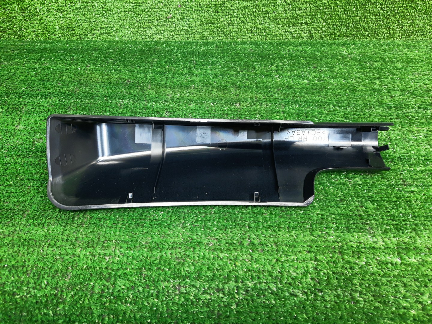 Крышка рейлинга левая задняя TOYOTA LAND CRUISER VJA300 63494-60120 2 ракурс Крышка рейлинга левая задняя TOYOTA LAND CRUISER VJA300 63494-60120 2 ракурс