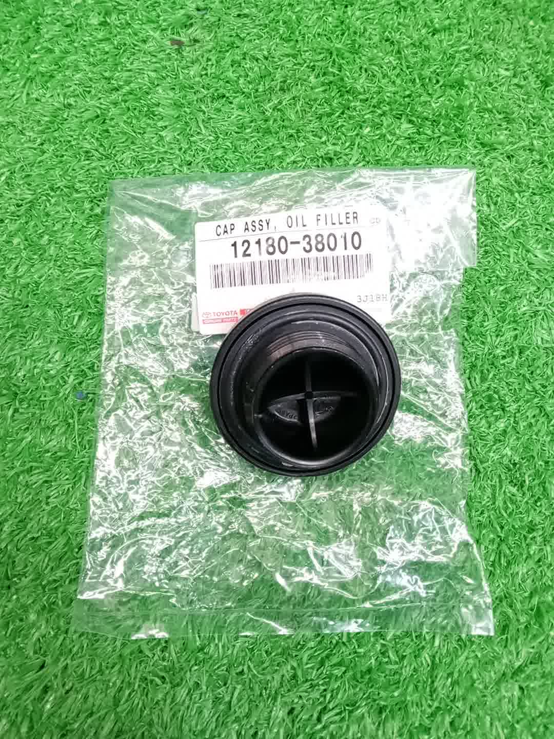 Крышка масляной горловины TOYOTA LAND CRUISER VDJ200 1VD-FTV 12180-38010 1 ракурс Крышка масляной горловины TOYOTA LAND CRUISER VDJ200 1VD-FTV 12180-38010 1 ракурс