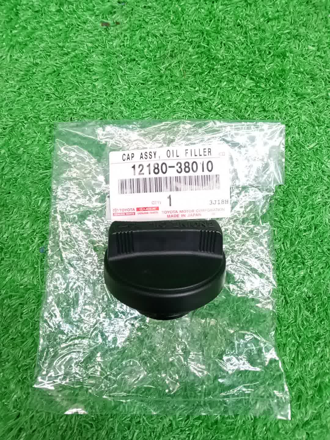Крышка масляной горловины TOYOTA LAND CRUISER VDJ200 1VD-FTV 12180-38010 2 ракурс Крышка масляной горловины TOYOTA LAND CRUISER VDJ200 1VD-FTV 12180-38010 2 ракурс