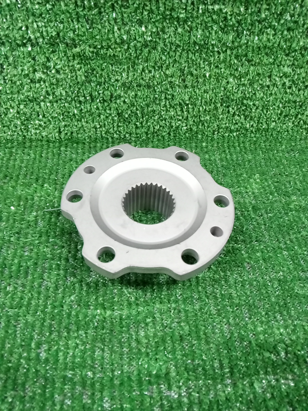 Ступица передняя TOYOTA LAND CRUISER HDJ81 43421-60040 2 ракурс Ступица передняя TOYOTA LAND CRUISER HDJ81 43421-60040 2 ракурс