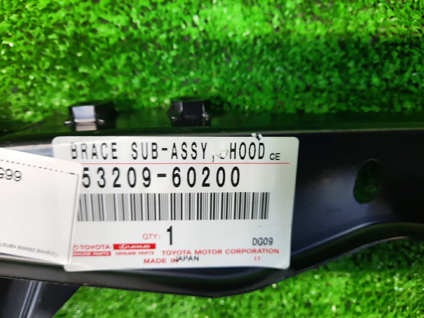 Планка замка капота TOYOTA LAND CRUISER PRADO TRJ150 53209-60200 3 ракурс