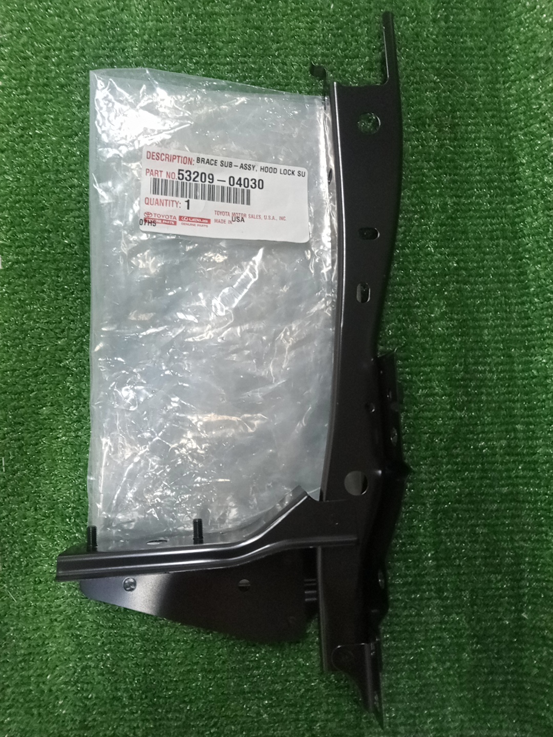 Планка замка капота передняя TOYOTA TACOMA GRN305L 53209-04030 1 ракурс