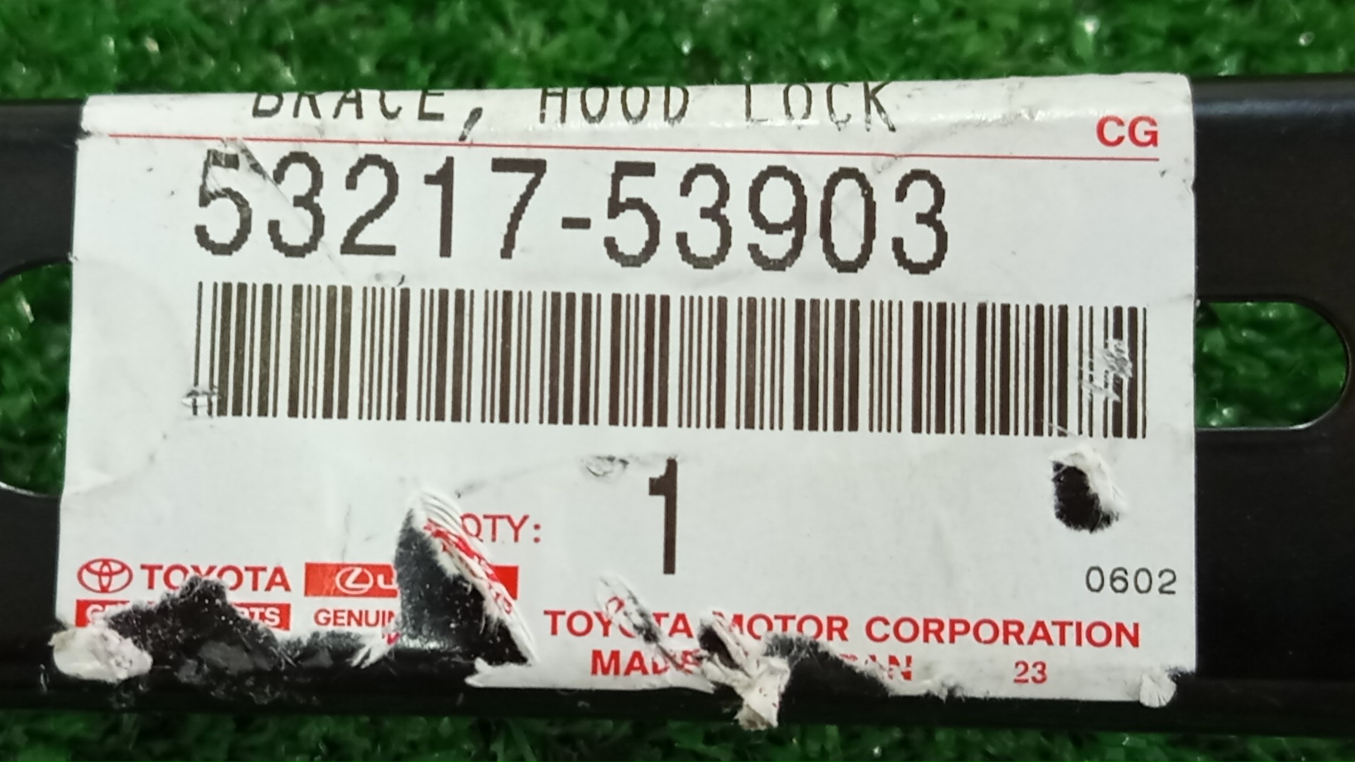 Планка замка капота LEXUS IS300H AVE30 53217-53903 3 ракурс