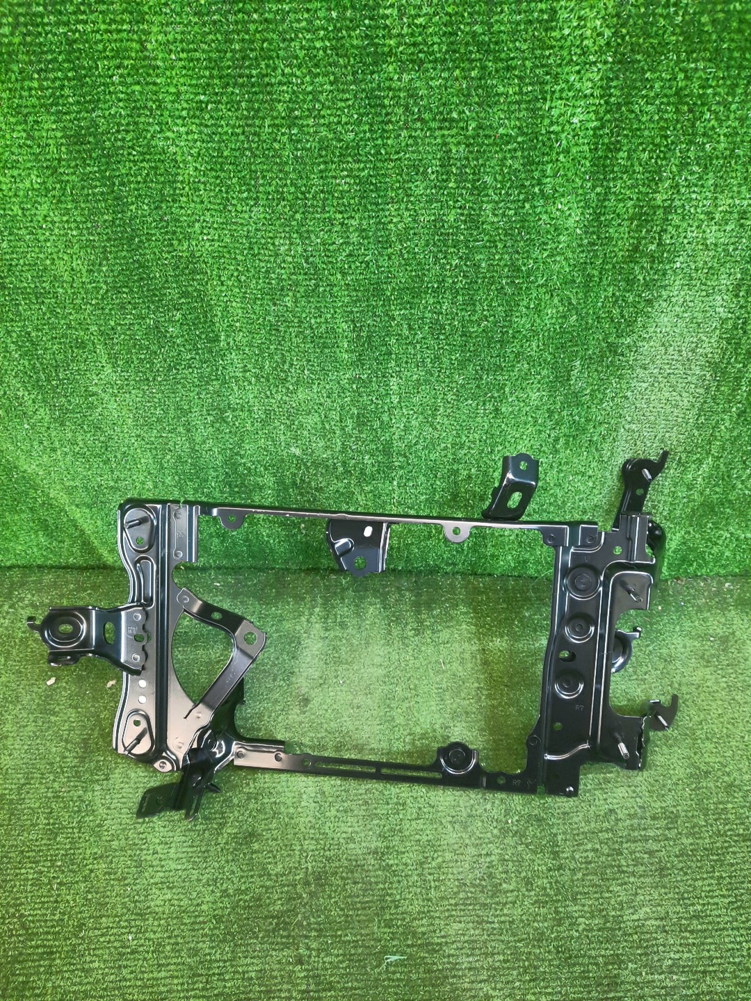 Крепление правое TOYOTA LAND CRUISER VJA300 16582-70021 2 ракурс