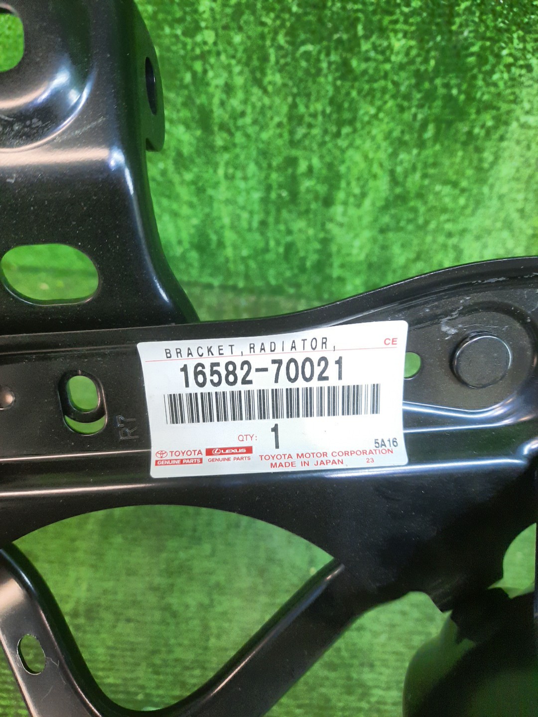 Крепление правое TOYOTA LAND CRUISER VJA300 16582-70021 3 ракурс