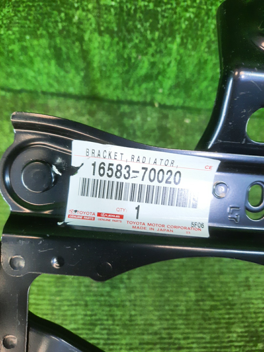 Крепление левое TOYOTA LAND CRUISER VJA300 16583-70020 3 ракурс
