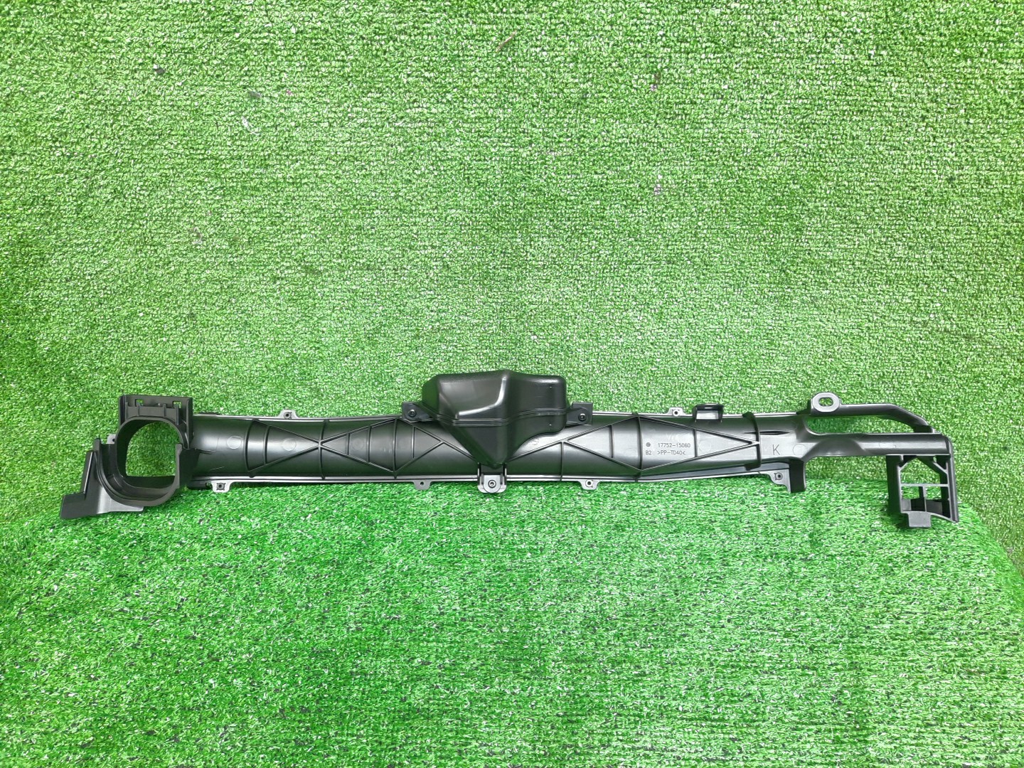Воздухозаборник TOYOTA YARIS CROSS MXPB10 17752-15060 2 ракурс Воздухозаборник TOYOTA YARIS CROSS MXPB10 17752-15060 2 ракурс