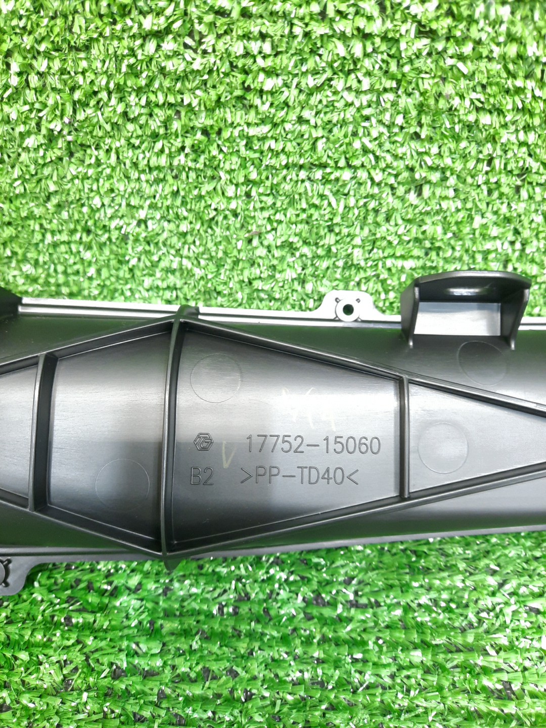 Воздухозаборник TOYOTA YARIS CROSS MXPB10 17752-15060 3 ракурс Воздухозаборник TOYOTA YARIS CROSS MXPB10 17752-15060 3 ракурс