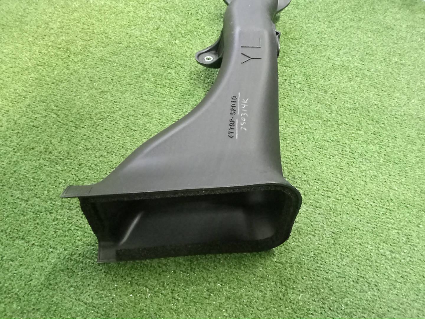 Воздухозаборник левый передний TOYOTA YARIS GXPA16 G16E-GTS 47792-52010 3 ракурс Воздухозаборник левый передний TOYOTA YARIS GXPA16 G16E-GTS 47792-52010 3 ракурс