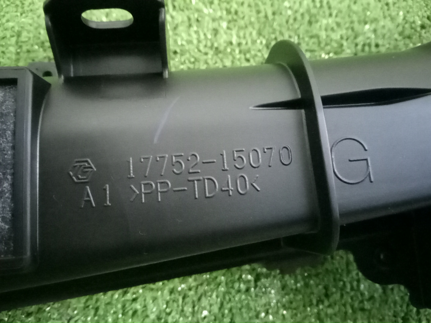 Воздухозаборник TOYOTA YARIS KSP210 17752-15070 5 ракурс Воздухозаборник TOYOTA YARIS KSP210 17752-15070 5 ракурс