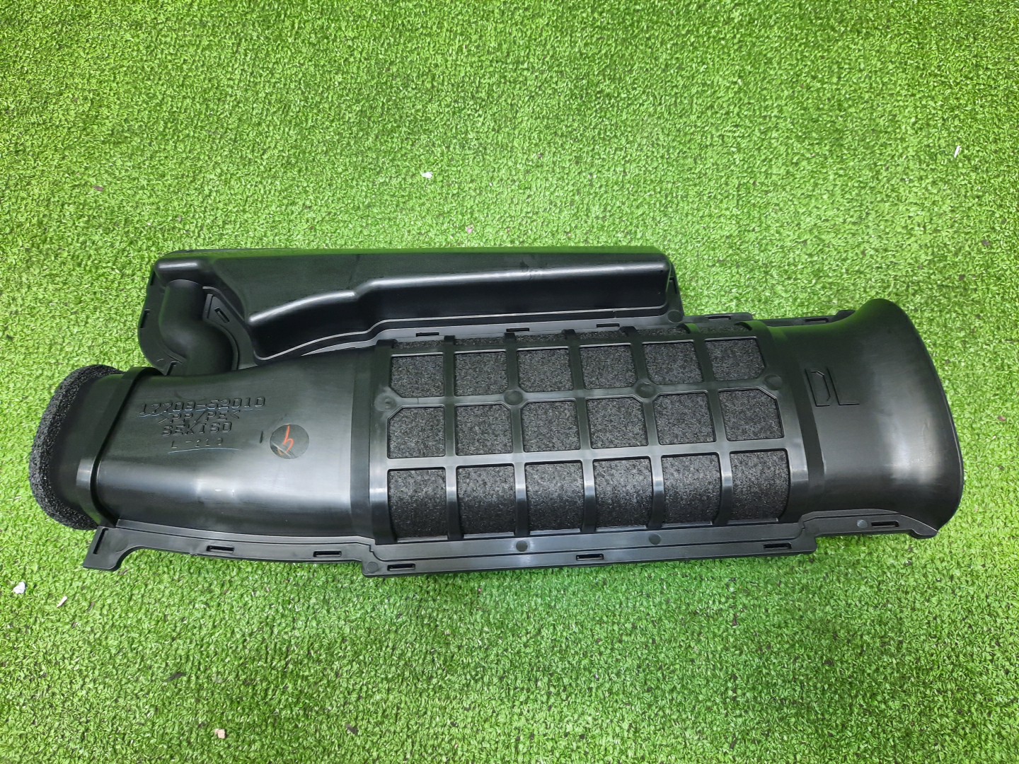 Воздухозаборник TOYOTA LAND CRUISER FJA300W 17709-52010 1 ракурс Воздухозаборник TOYOTA LAND CRUISER FJA300W 17709-52010 1 ракурс