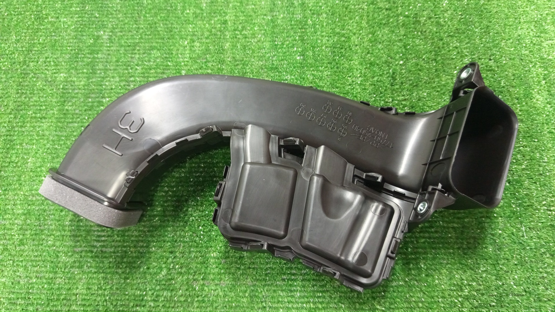 Воздухозаборник TOYOTA HARRIER AXUH80 17750-25040 2 ракурс Воздухозаборник TOYOTA HARRIER AXUH80 17750-25040 2 ракурс