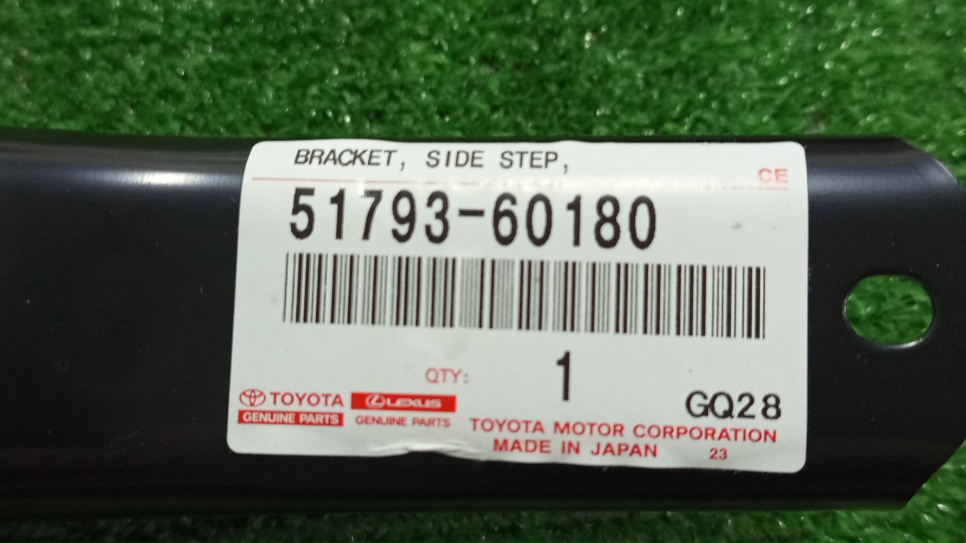 Крепление подножки переднее LEXUS LX570 URJ201 51793-60180 3 ракурс