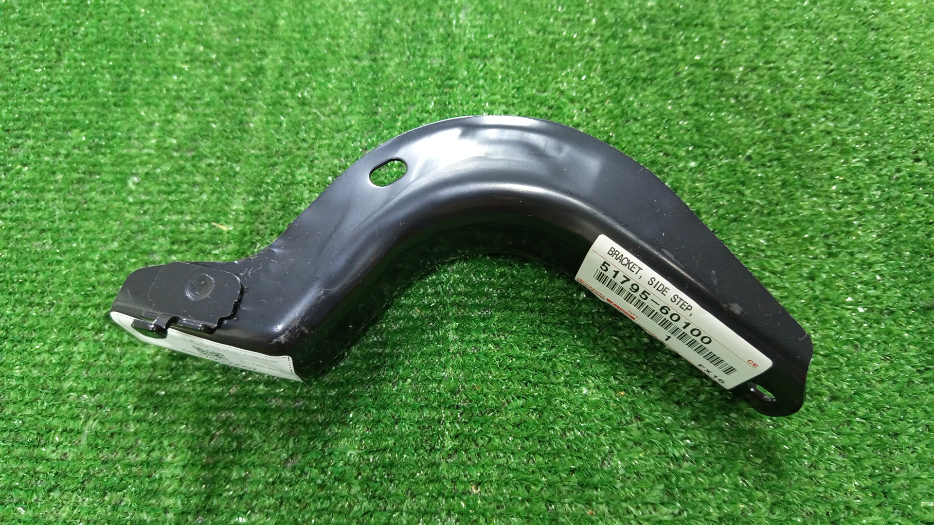 Крепление подножки правое LEXUS LX570 URJ201 51795-60100 1 ракурс