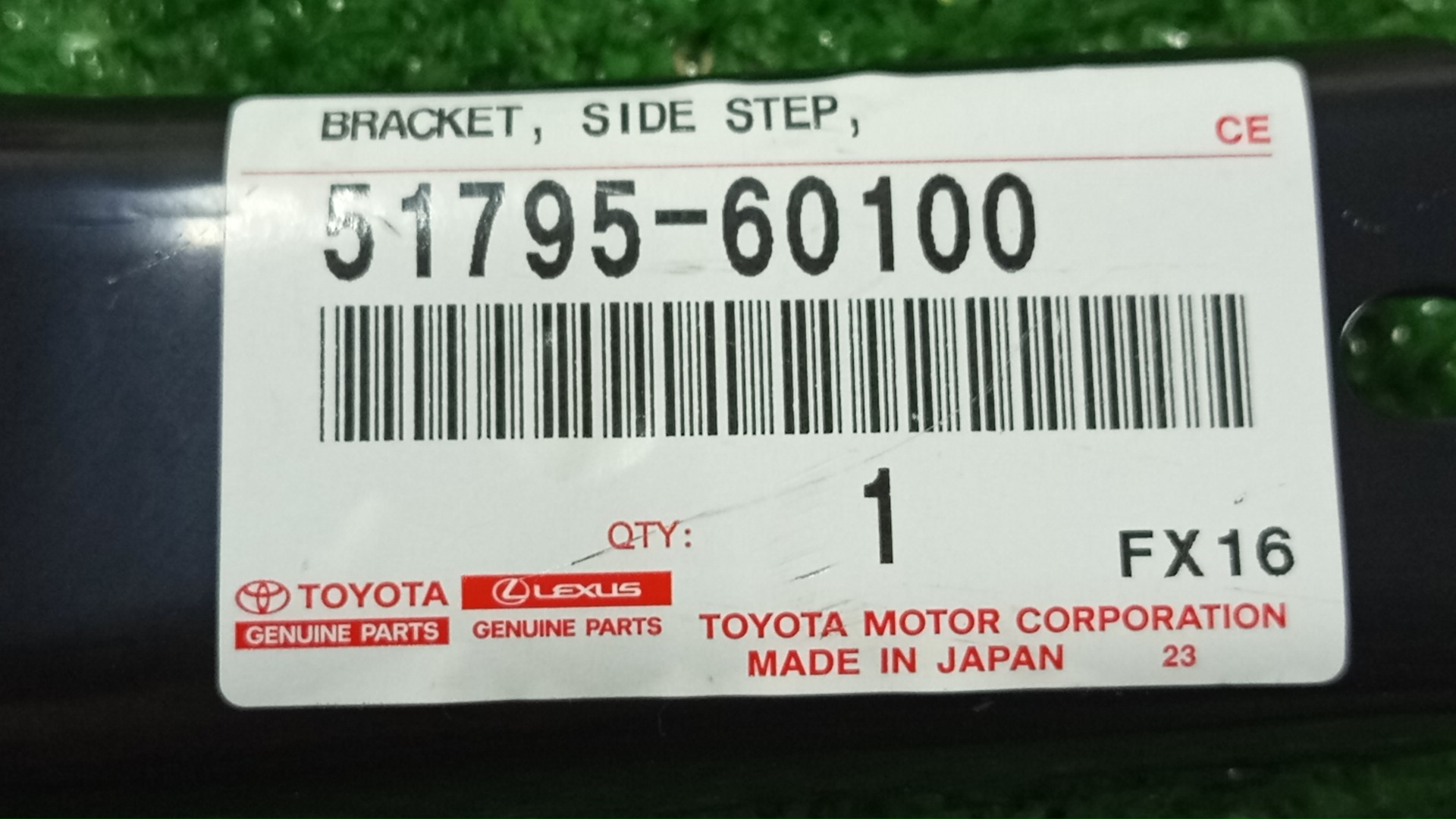 Крепление подножки правое LEXUS LX570 URJ201 51795-60100 3 ракурс