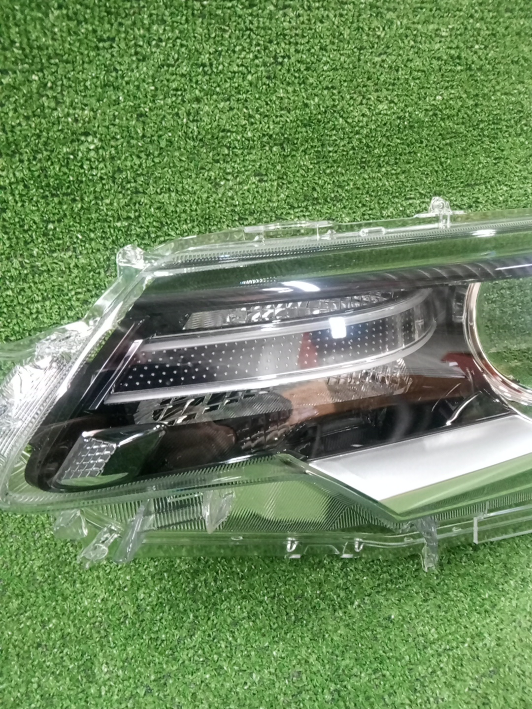 Стекло фары левое TOYOTA PREMIO ZRT261 81171-20B50 3 ракурс