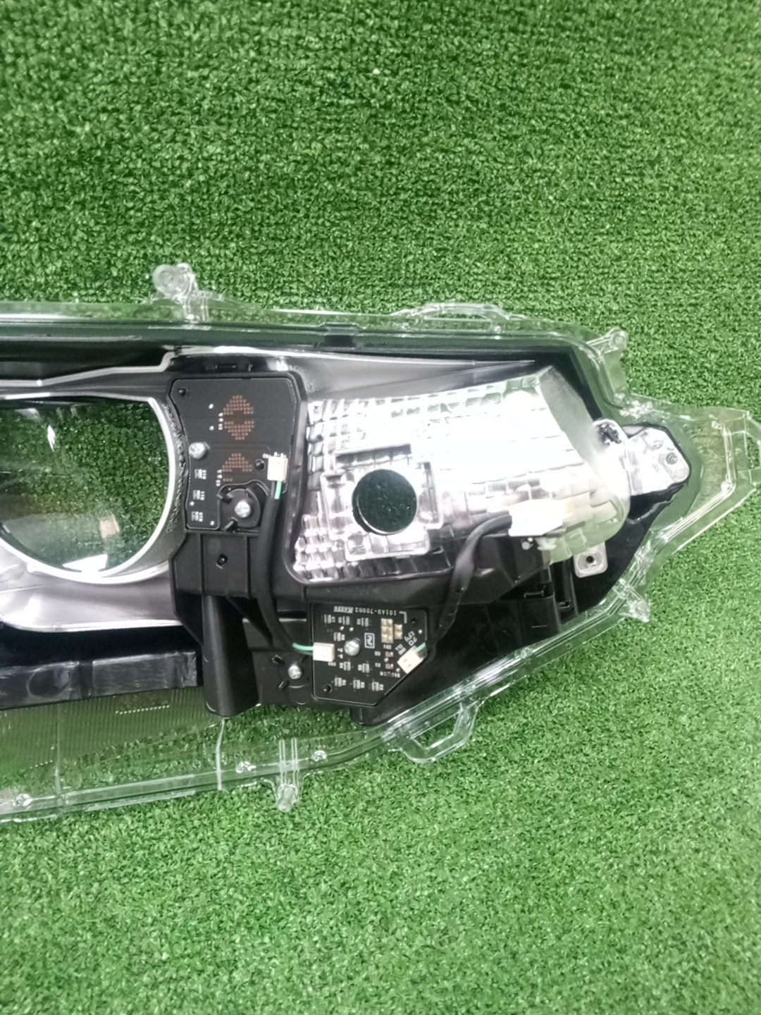 Стекло фары левое TOYOTA PREMIO ZRT261 81171-20B50 5 ракурс